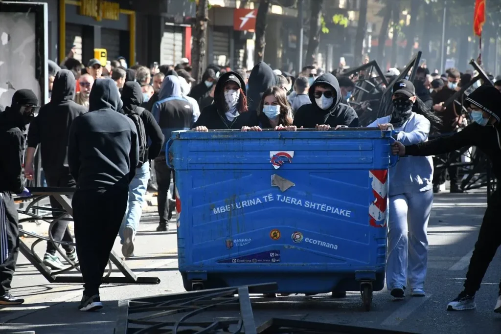Arnavutluk'ta öğrenci protestoları: Hükümet binaları ateşe verildi