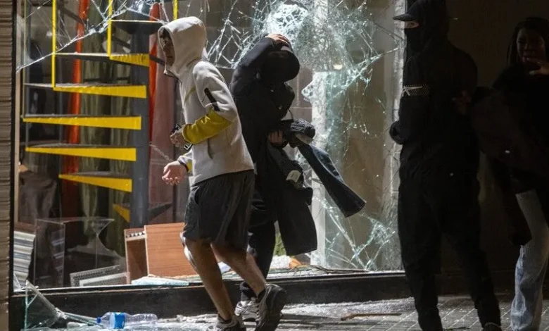 Barselona'da şiddet olaylarının yaşandığı protestolara polis müdahale etti