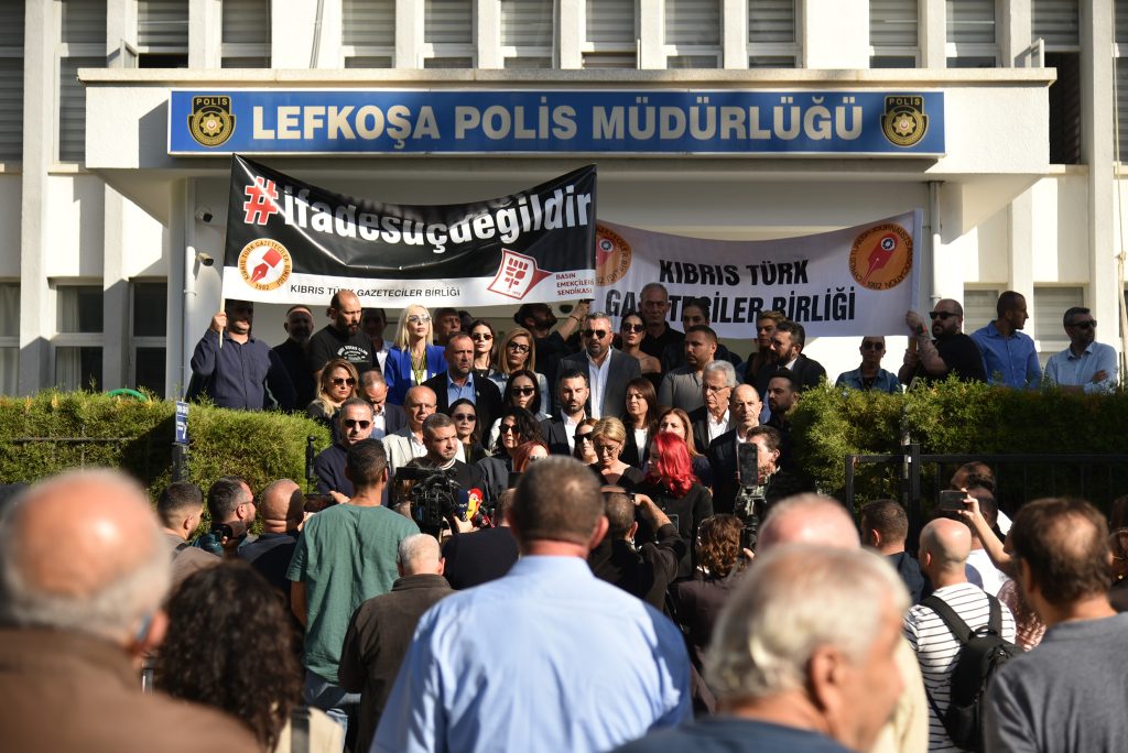 Basın örgütleri Lefkoşa Polis Müdürlüğü önünde açıklama yaptı… “Gazetecilik suç değildir”