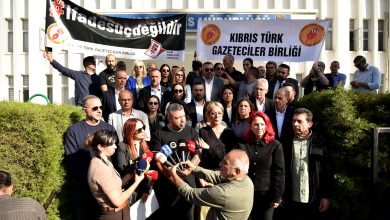 Basın örgütleri Lefkoşa Polis Müdürlüğü önünde açıklama yaptı… “Gazetecilik suç değildir”