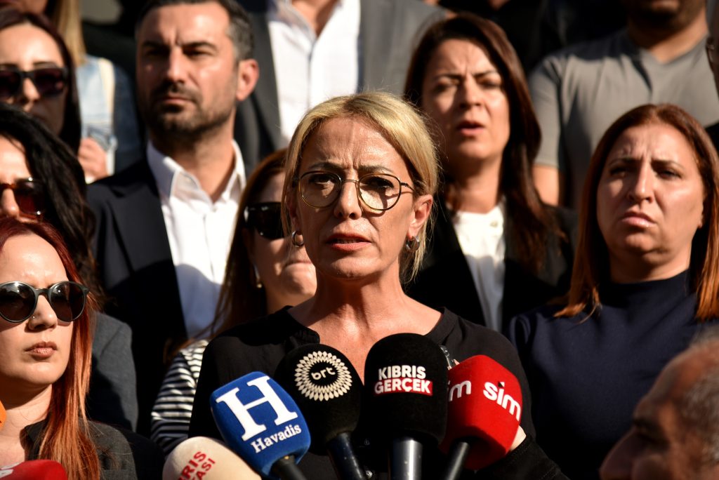 Basın örgütleri Lefkoşa Polis Müdürlüğü önünde açıklama yaptı… “Gazetecilik suç değildir”