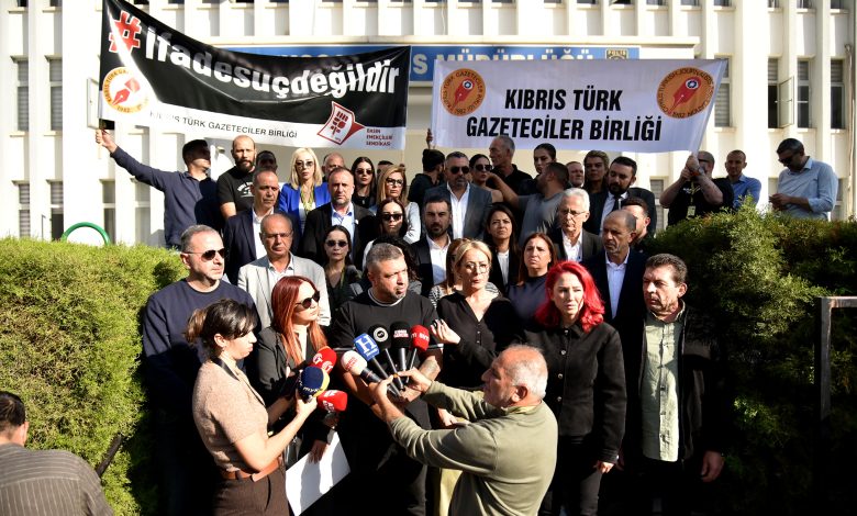 Basın örgütleri Lefkoşa Polis Müdürlüğü önünde açıklama yaptı… “Gazetecilik suç değildir”