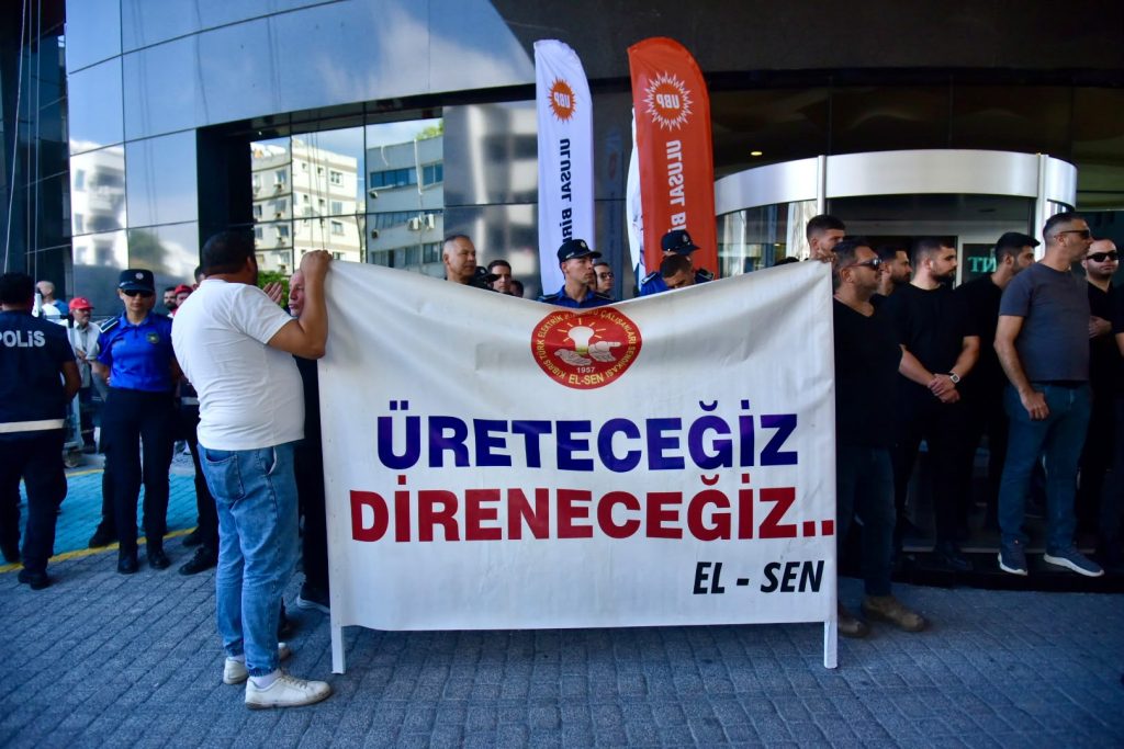 El-Sen ve El-Sen’e destek veren sendikalar hükümeti protesto etti