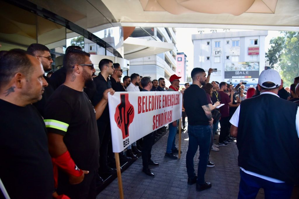El-Sen ve El-Sen’e destek veren sendikalar hükümeti protesto etti
