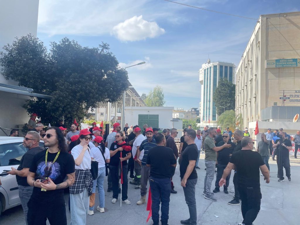 El-Sen ve El-Sen’e destek veren sendikalar hükümeti protesto etti