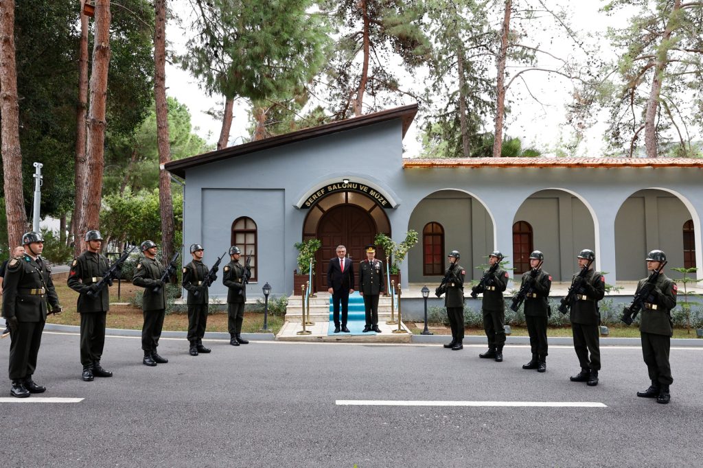 Erhürman, KTBK Komutanı Korgeneral İnaltekin’i ziyaret etti