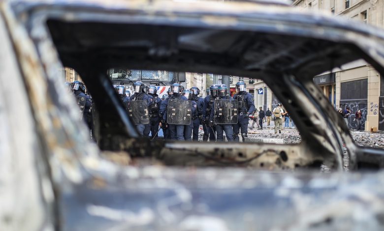 Fransa’da hayat pahalılığı protestoları: İçişleri Bakan istifa etti, Macron reddetti
