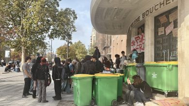 Fransa'da polis lise eylemlerinde öğrencilere biber gazıyla müdahale ediyor