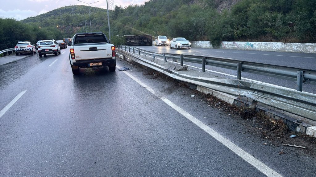 Girne-Lefkoşa ana yolunda kaza...Otobüs devrildi, iki kişi yaralandı