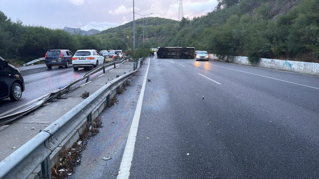 Girne-Lefkoşa ana yolunda kaza...Otobüs devrildi, iki kişi yaralandı