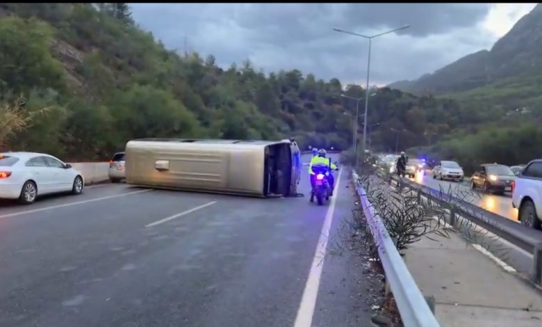 Girne-Lefkoşa ana yolunda kaza...Otobüs devrildi, iki kişi yaralandı