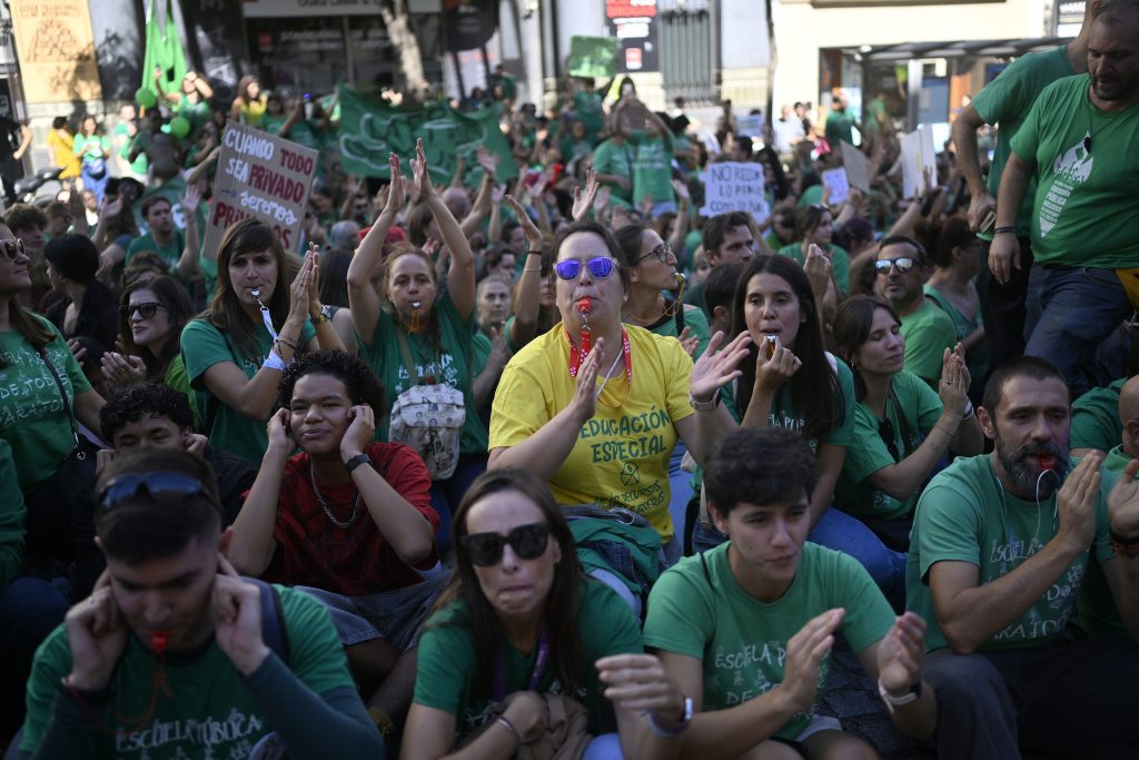 İspanya'nın başkenti Madrid'de öğretmenler greve gitti, öğrenciler gösterilere başladı