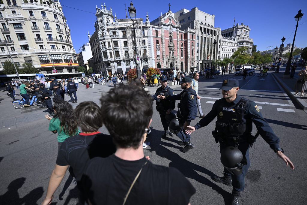 İspanya'nın başkenti Madrid'de öğretmenler greve gitti, öğrenciler gösterilere başladı