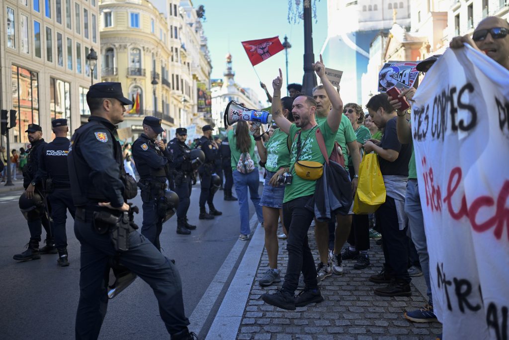 İspanya'nın başkenti Madrid'de öğretmenler greve gitti, öğrenciler gösterilere başladı
