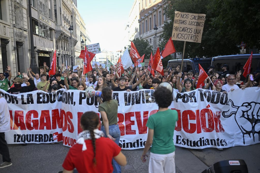 İspanya'nın başkenti Madrid'de öğretmenler greve gitti, öğrenciler gösterilere başladı