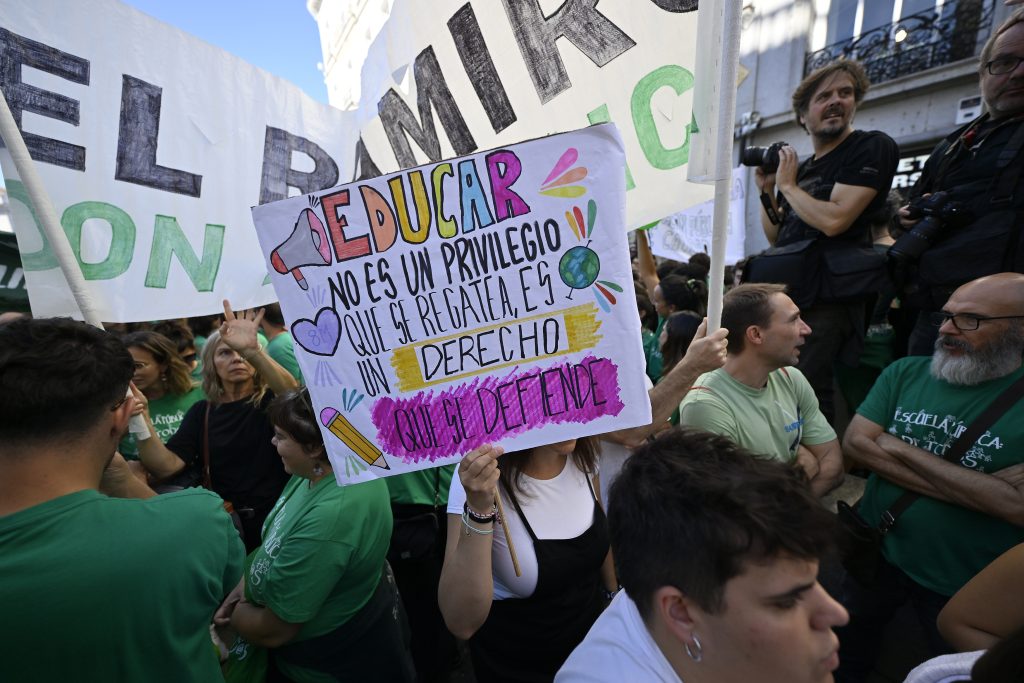 İspanya'nın başkenti Madrid'de öğretmenler greve gitti, öğrenciler gösterilere başladı