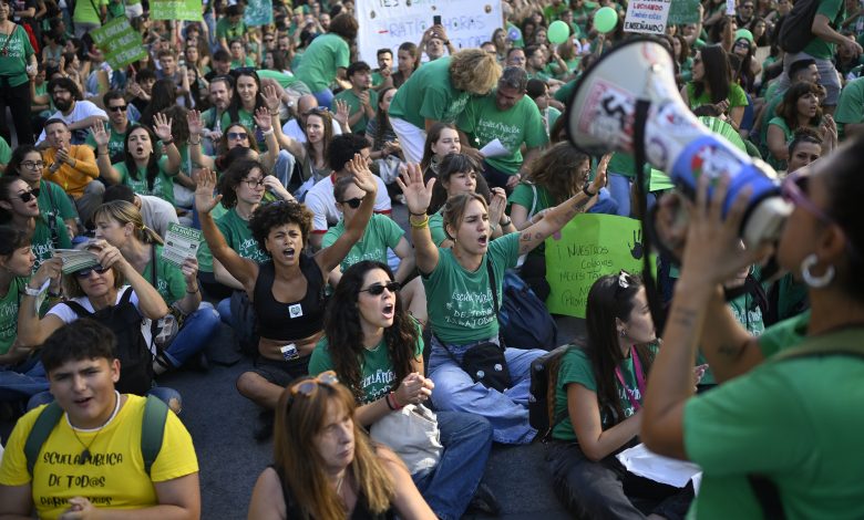 İspanya'nın başkenti Madrid'de öğretmenler greve gitti, öğrenciler gösterilere başladı