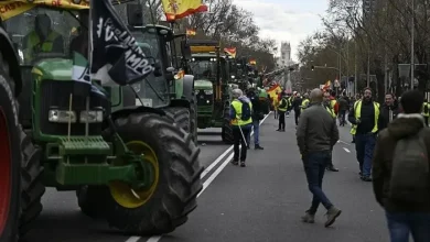 İspanya'nın Katalonya bölgesinde çiftçiler traktörleriyle yol kapatma eylemi yaptı