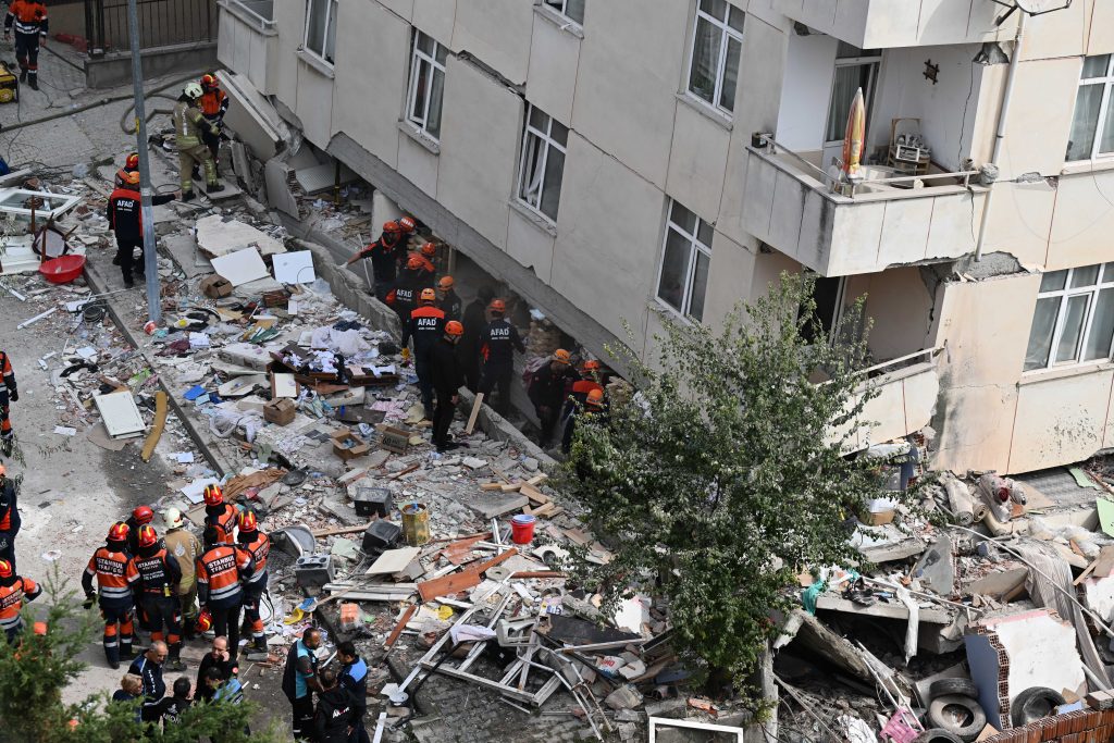 İstanbul Valisi Gül, Maltepe'de kısmi çökme yaşanan binadaki kurtarma çalışmalarını inceledi