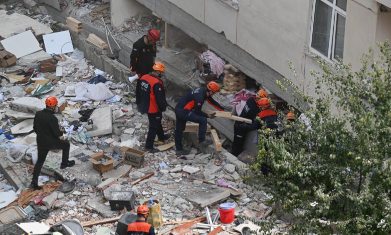 İstanbul Valisi Gül, Maltepe'de kısmi çökme yaşanan binadaki kurtarma çalışmalarını inceledi