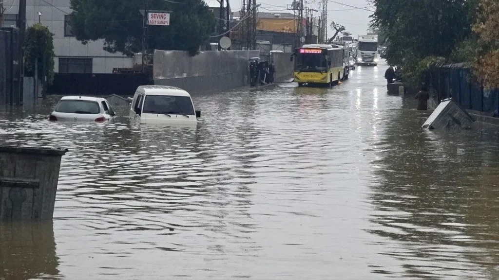 İstanbul'u vuran sağanakta iki kişi hayatını kaybetti.... Yağış miktarı yer yer 200 kilogramı aştı