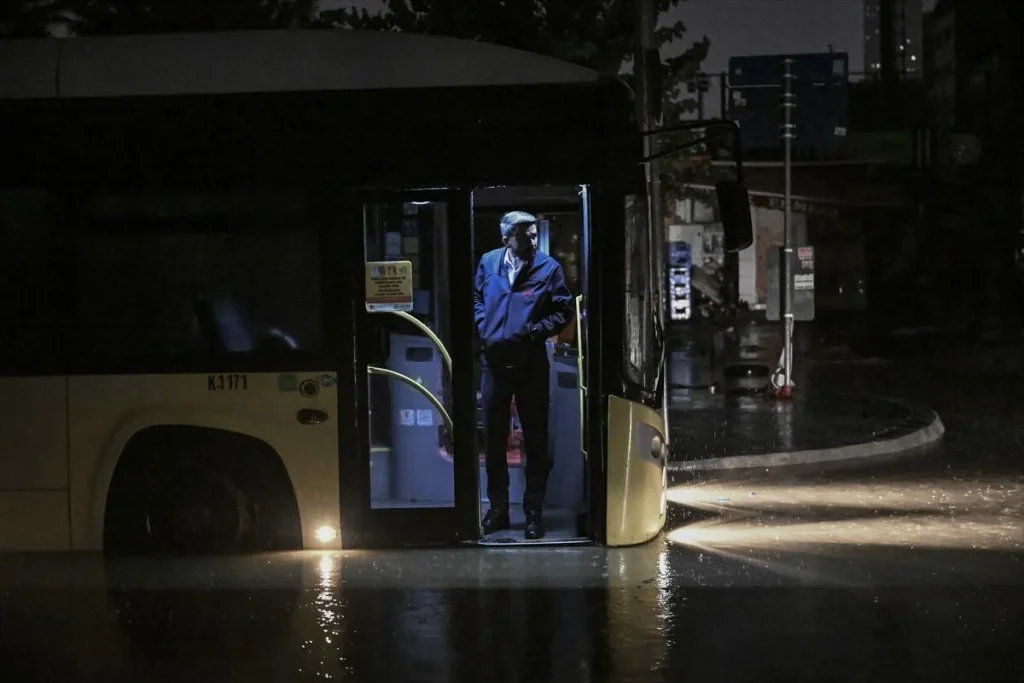 İstanbul'u vuran sağanakta iki kişi hayatını kaybetti.... Yağış miktarı yer yer 200 kilogramı aştı