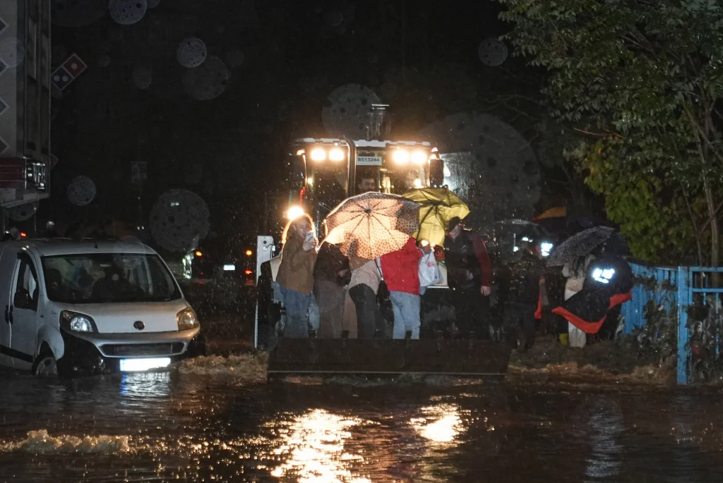 İstanbul'u vuran sağanakta iki kişi hayatını kaybetti.... Yağış miktarı yer yer 200 kilogramı aştı