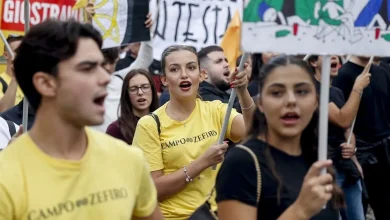 İtalya'da hükümeti protesto edenlerle polis engeli