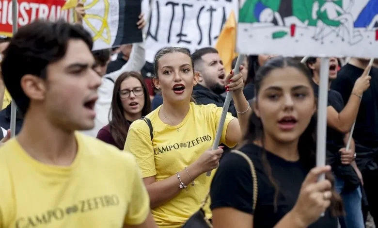 İtalya'da hükümeti protesto edenlerle polis engeli