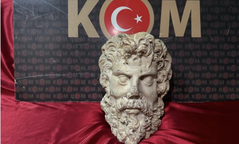 İzmir'de Zeus heykel başı ele geçirildi: Üç gözaltı