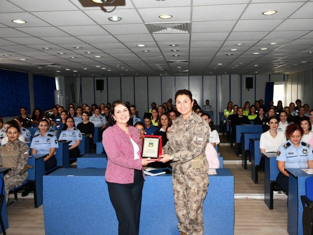 KHYD iş birliğinde kadın polis mensuplarına yönelik konferans düzenlendi