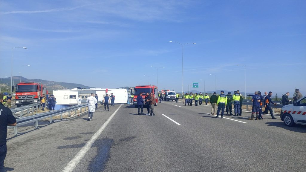 Manisa'da çekici ile tur otobüsü çarpıştı… 11 ölü, 27 yaralı