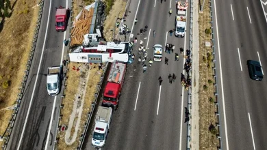 Manisa'da çekicinin tur otobüsüne çarpması sonucu 11 kişi öldü, 27 kişi yaralandı