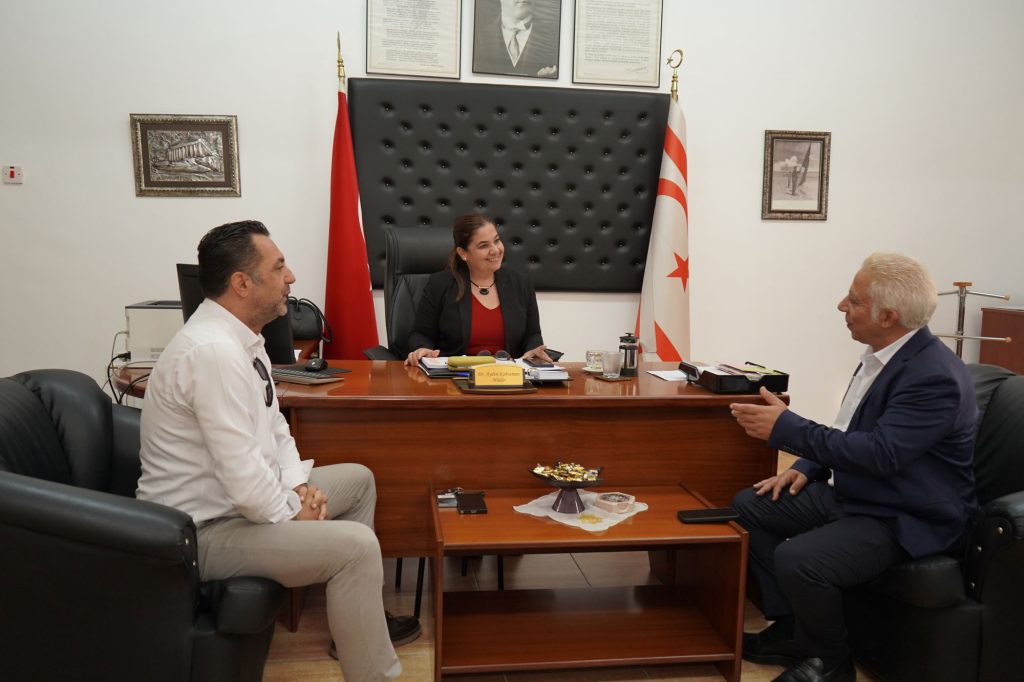 Paşaoğlu, Girne Dr. Akçiçek Hastanesi’ni ve Oğuz Veli Ortaokulu’nu ziyaret etti