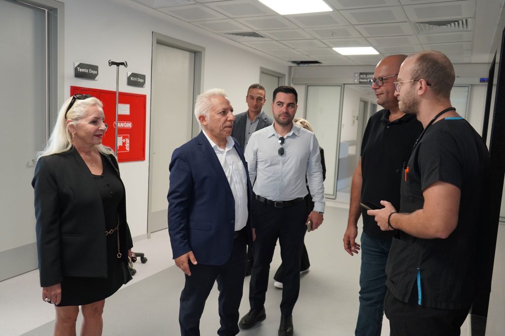 Paşaoğlu, Girne Dr. Akçiçek Hastanesi’ni ve Oğuz Veli Ortaokulu’nu ziyaret etti