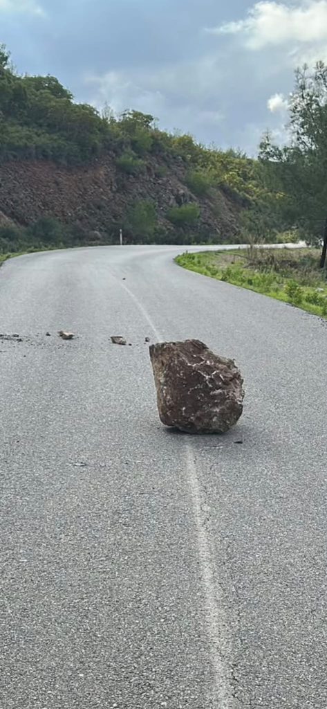 Polis sürücüleri uyardı… Kantara yolunda düşen kaya nedeniyle çökme meydana geldi