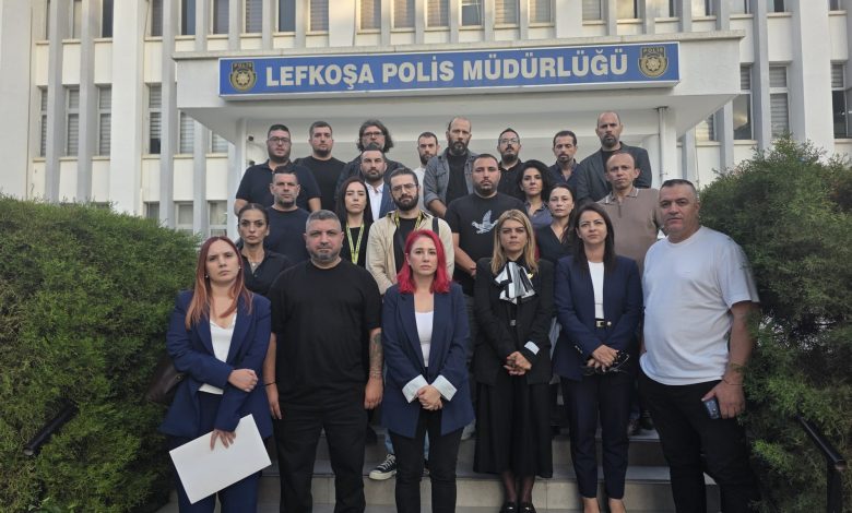 Saldırıya uğrayan gazeteciler Lefkoşa Polis Müdürlüğüne şikâyette bulundu