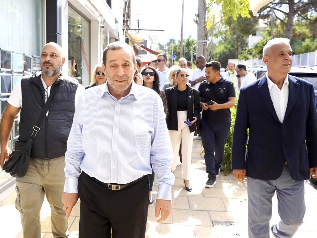TAM Parti Genel Başkanı Serdar Denktaş Girne’de vatandaşlarla buluştu