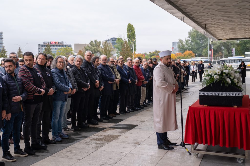 Türk müziğinin usta ismi Alpay son yolculuğuna uğurlandı