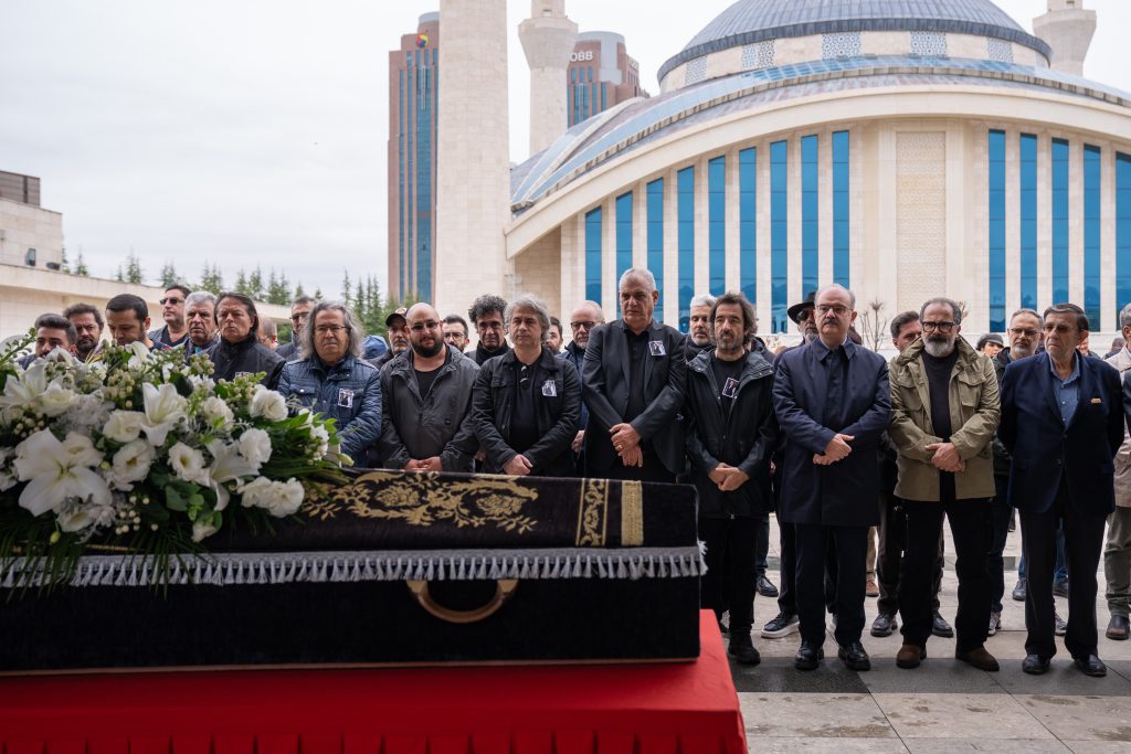 Türk müziğinin usta ismi Alpay son yolculuğuna uğurlandı