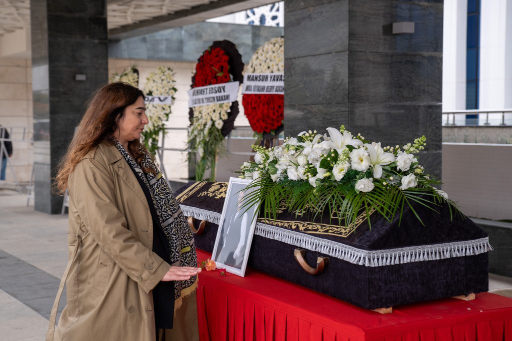 Türk müziğinin usta ismi Alpay son yolculuğuna uğurlandı