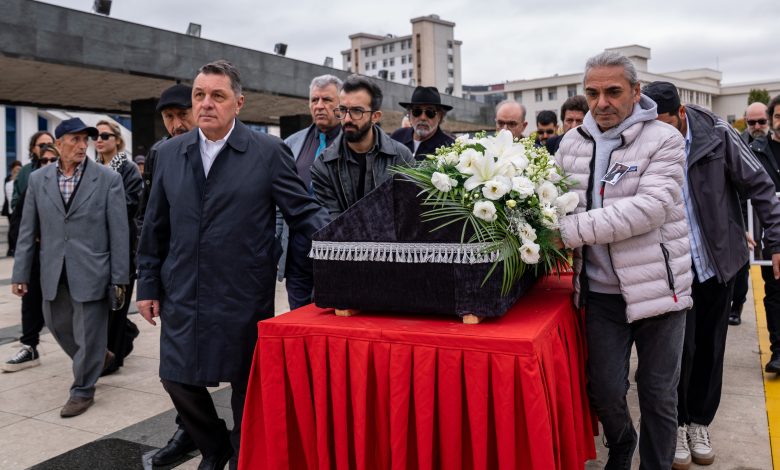 Türk müziğinin usta ismi Alpay son yolculuğuna uğurlandı
