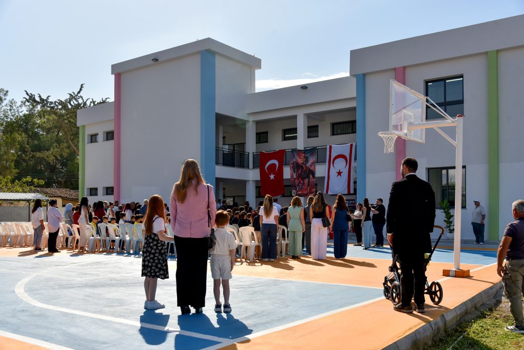 Yeniden inşa edilen Yeşilyurt İlkokulu törenle açıldı